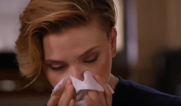 Scarlett Johansson zaplakala zbog stravične sudbine rođaka