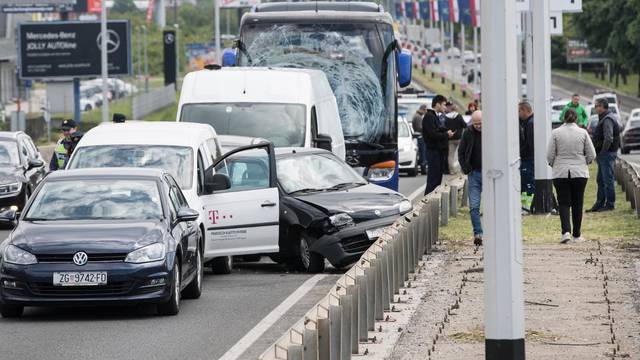 Zagreb: U lanÄanom sudaru na Slavonskoj aveniji sudjelovali autobus, kombi i viÅ¡e osobnih vozila