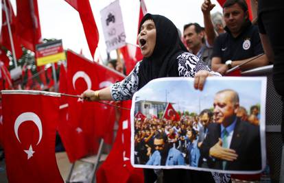 Köln: Skup pristaša Erdogana privukao oko 40.000 ljudi