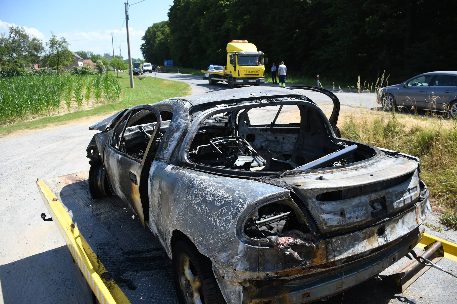 Troje ozlijeđenih u sudaru kod  Daruvara, jedan automobil potpuno izgorio nakon nesreće