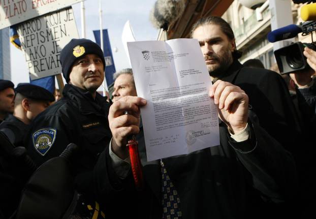 ARHIVA: Zagreb: Na prosvjedu protiv EU policija grubo privela nekolicinu prosvjednika