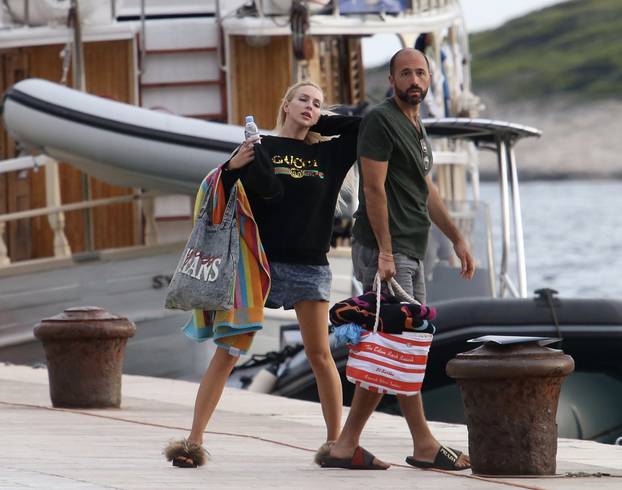 Netflixova zvijezda stigla na Hvar s mužem milijarderom: Dnevno troši 6.300 kn na izgled