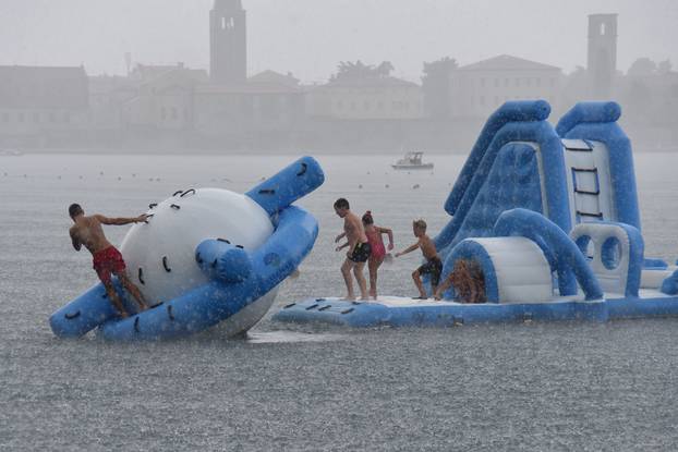 PoreÄ: Mladi uÅ¾ivali u kupanju tijekom kiÅ¡e