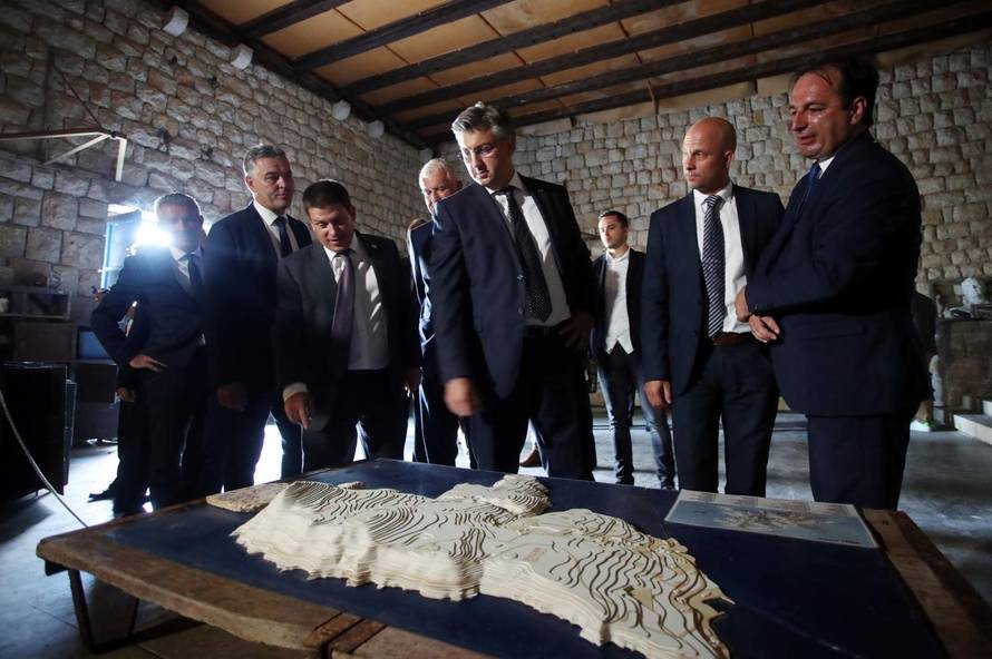 Premijer Plenković na Golom otoku odao počast žrtvama totalitarnih i autoritarnih režima