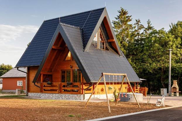 FOTO Zavirili smo u skrivenu drvenu oazu nadomak Plitvica