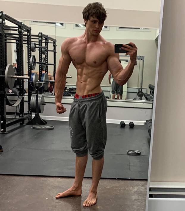Od mršavog klinca do fitness modela i pozicije  kreativnog direktora Gymsharka