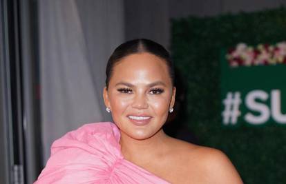 Omiljeni kućni ritual Chrissy Teigen  - LED maska za lice