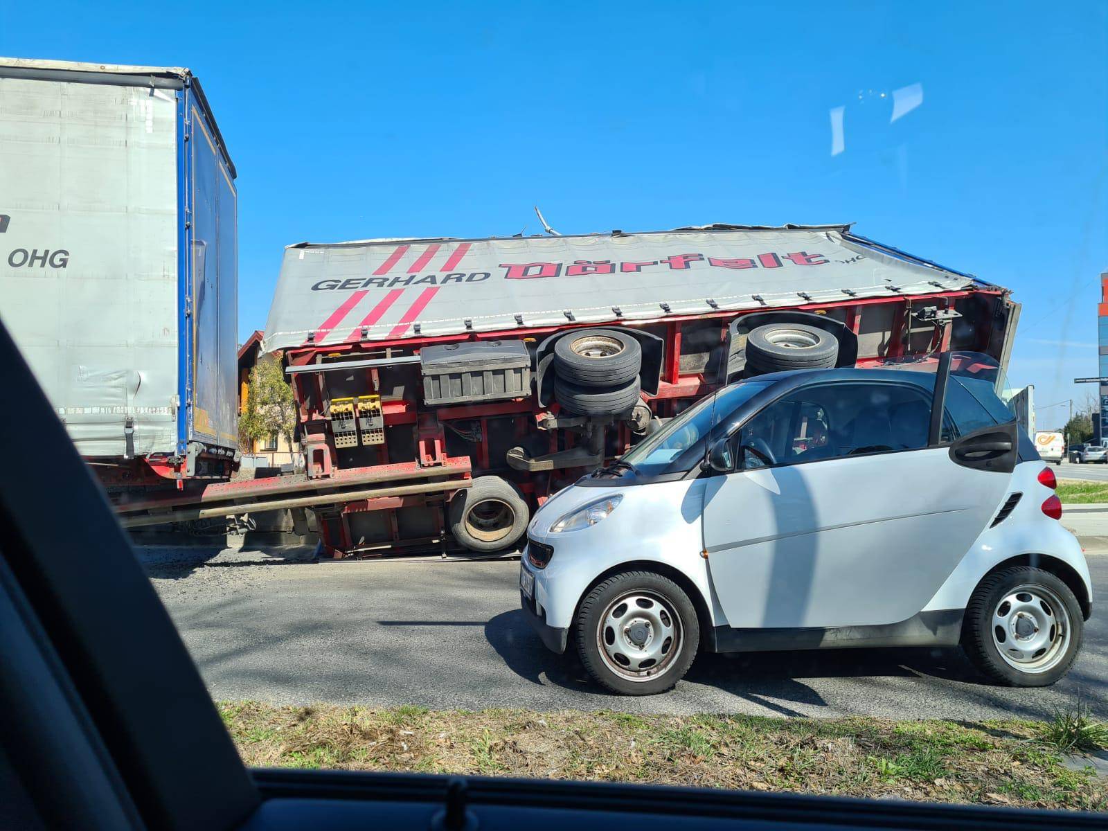 Prevrnula se prikolica kamiona u Buzinu, stvara se velika gužva