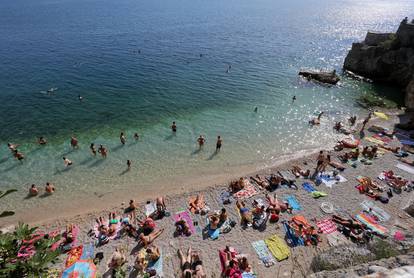 Rijeka: Gradske plaže na Pećinama pune su kupača