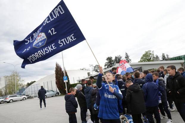 Zagreb: Podravske štuke, mladi navija?i Slaven Belupa, stigli ispred stadiona Maksimir