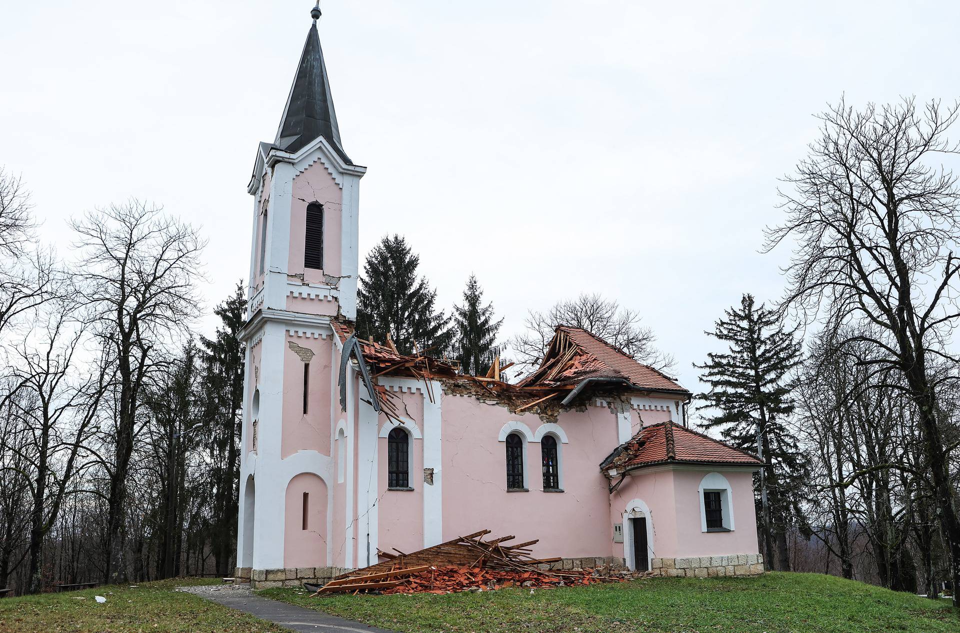 Crkva u selu Majur potpuno je uništena nakon potresa