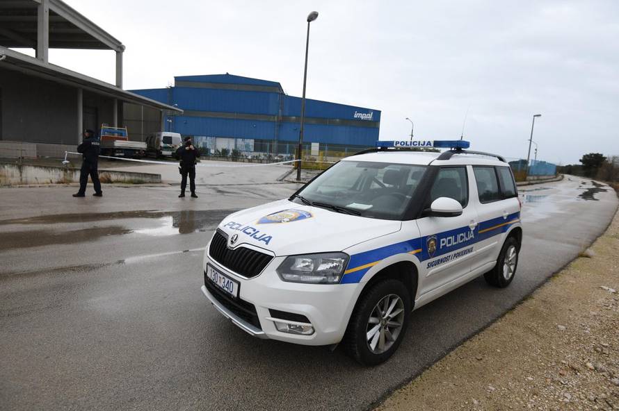 Nakon četverostrukog ubojstva u jutarnjim satima nastavljen očevid policije u Šibeniku