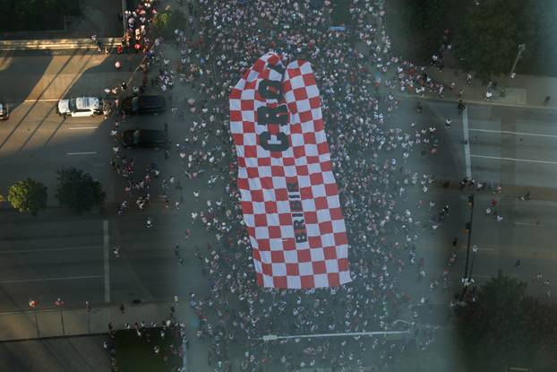 SP 2026 Dallas: Pogled sa nebodera na veliku povorku hrvatskih navijača u Dallasu uoči utakmice Engleske i Hrvatske na Svjetskom prvenstvu