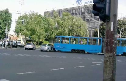 U sudaru tramvaja ZET-a i auta nije bilo ozlijeđenih