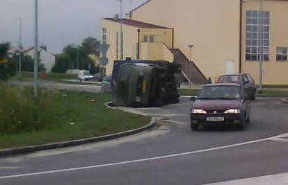 U kružnom toku prevrnuo se kamion Hrvatske vojske