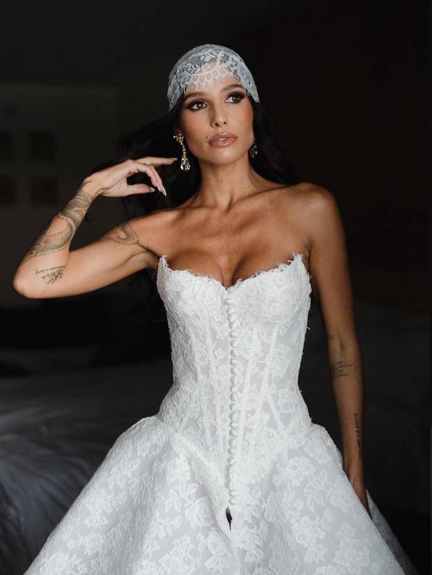 FOTO Gola mladenka: Ovo je 'vjenčanica' zbog koje su svi 'zinuli', a internet eksplodirao