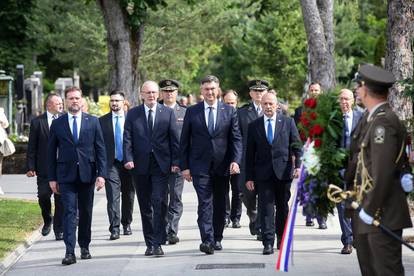 Dan Hrvatske vojske: Plenković i izaslanstva položili su vijence i zapalili svijeće na Mirogoju