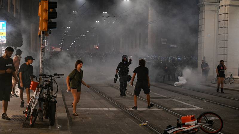 FOTO Kaos u Italiji! Izbili žestoki sukobi nakon smrti muškarca kojeg je privodila policija