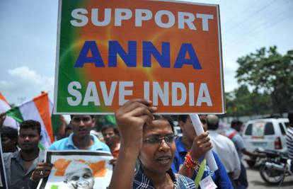 Anna Hazare izašao iz zatvora kako bi nastavio štrajk glađu
