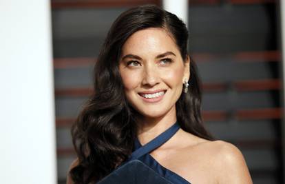 Olivia Munn uz komotne sakoe nosi visoke čizme i vruće hlačice