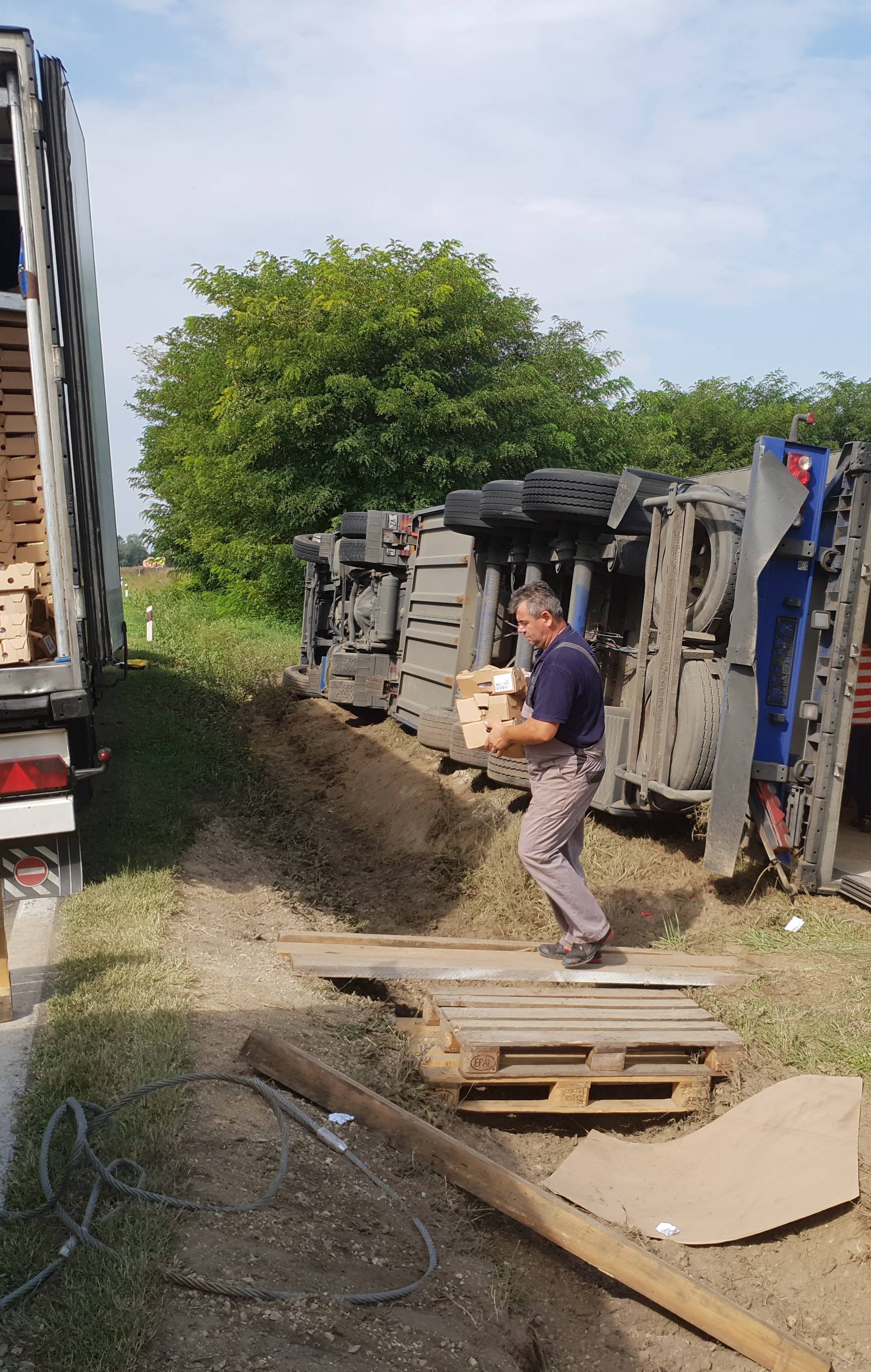 Izbjegavao sudar: Kamion pun mesa sletio s ceste u Podravini