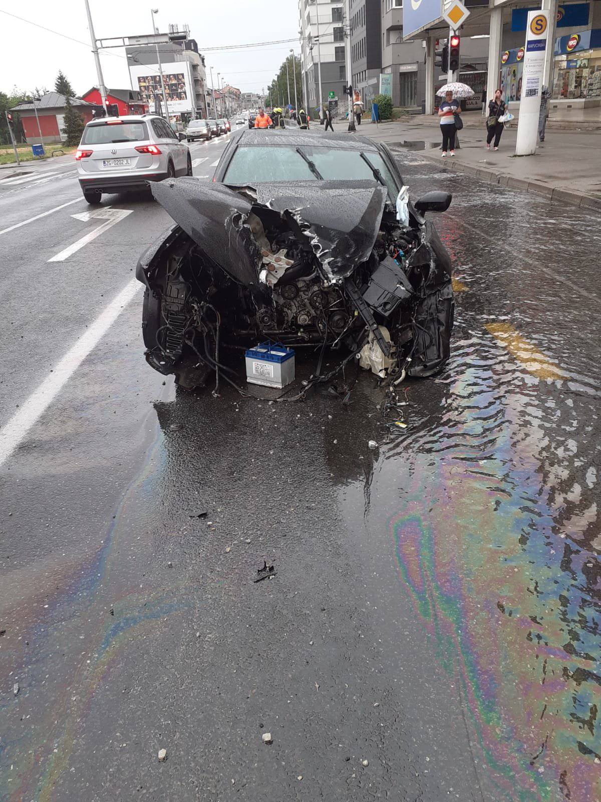 Izbio hidrant i smrskao auto: Vatrogasci podijelili fotografije