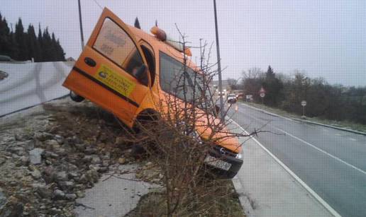 Sletio Opelom s nizbrdice i ostao visiti iznad ceste