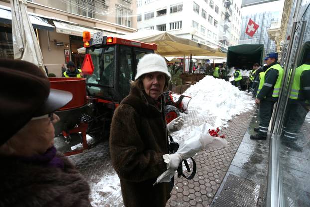 Zagreb: Djelatnici zagrebačkog Holdinga čiste snijeg po gradu