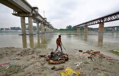 Jake struje izbacuju trupla iz rijeke Ganges u Indiji: 'Ovo bi moglo izazvati brojne bolesti'