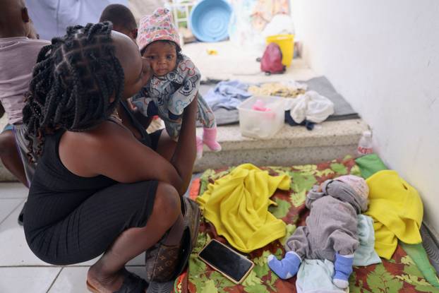 Mother of three flees with her children from violence in Port-au-Prince