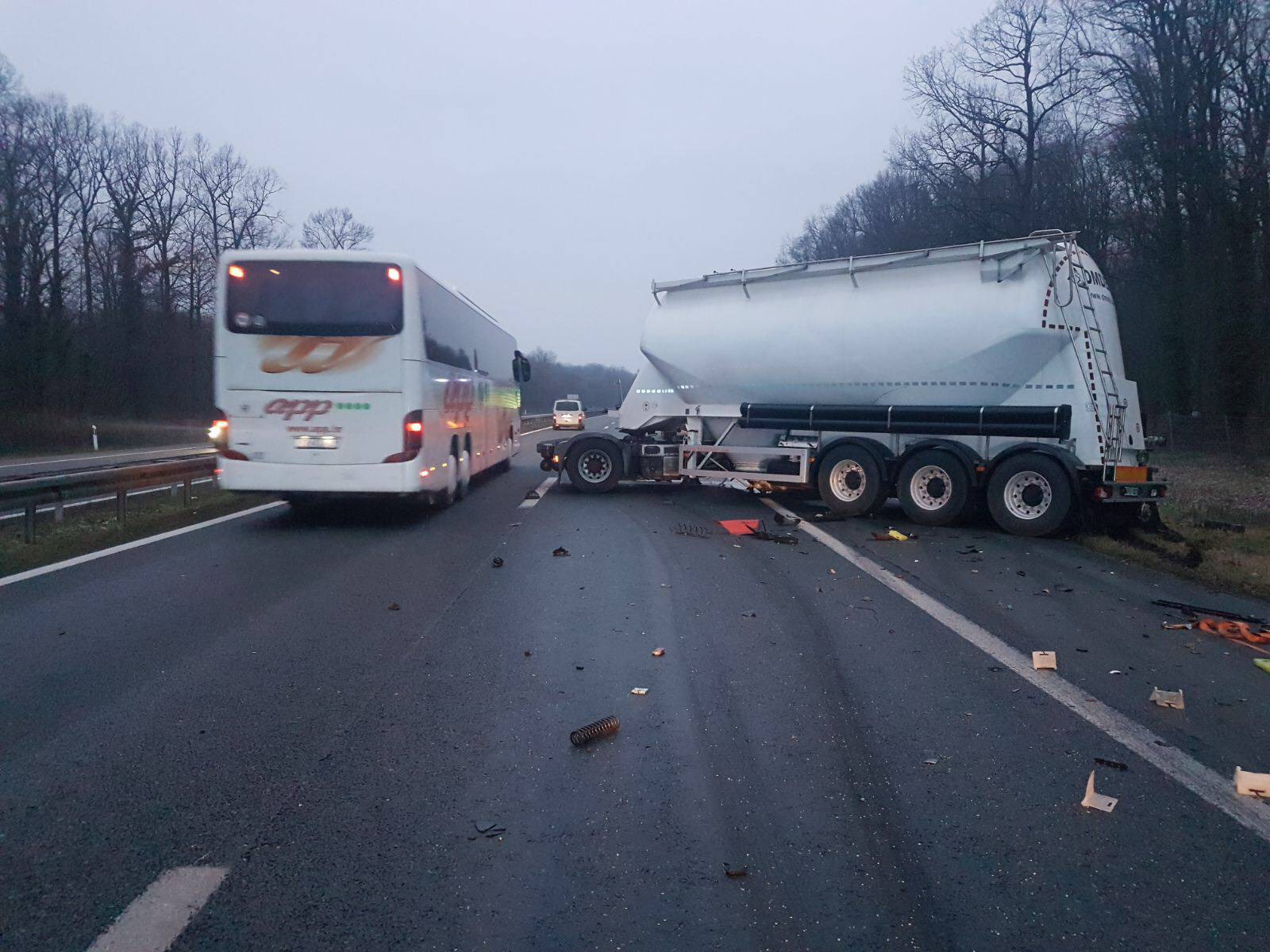 Sudar cisterne i šlepera na A3:  U nesreći ozlijeđen muškarac