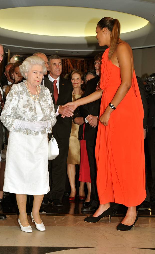 Canberra: Elizabeta II ostala o?arana visinom košarkašice Elizabethe Cambage