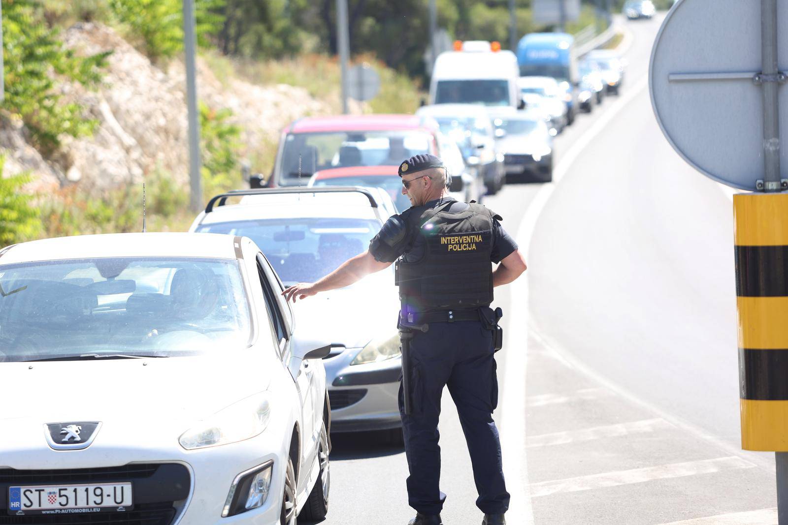 Trogir: Policijske partole blokirale su oba Čiovska mosta, pregledava se svaki automobil