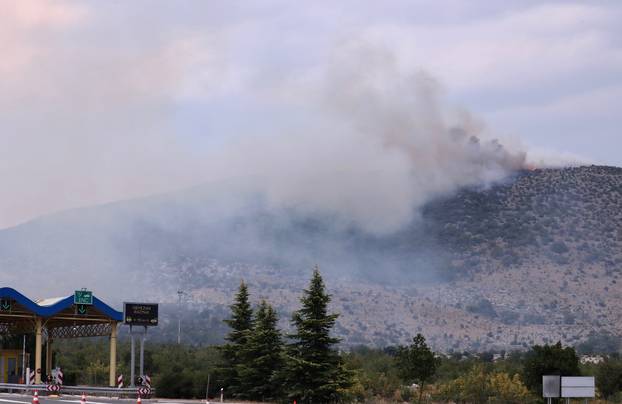 Dugopolje: Nekoliko požara izbilo iznad A1 nakon grmljavinskog nevremena