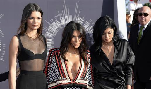 Bila je minuta šutnje, a sestre Kardashian 'buljile' u mobitele