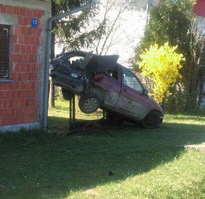 Pijani tinejdžer ukrao tati auto: Zadnji kraj 'nasadio' na ogradu