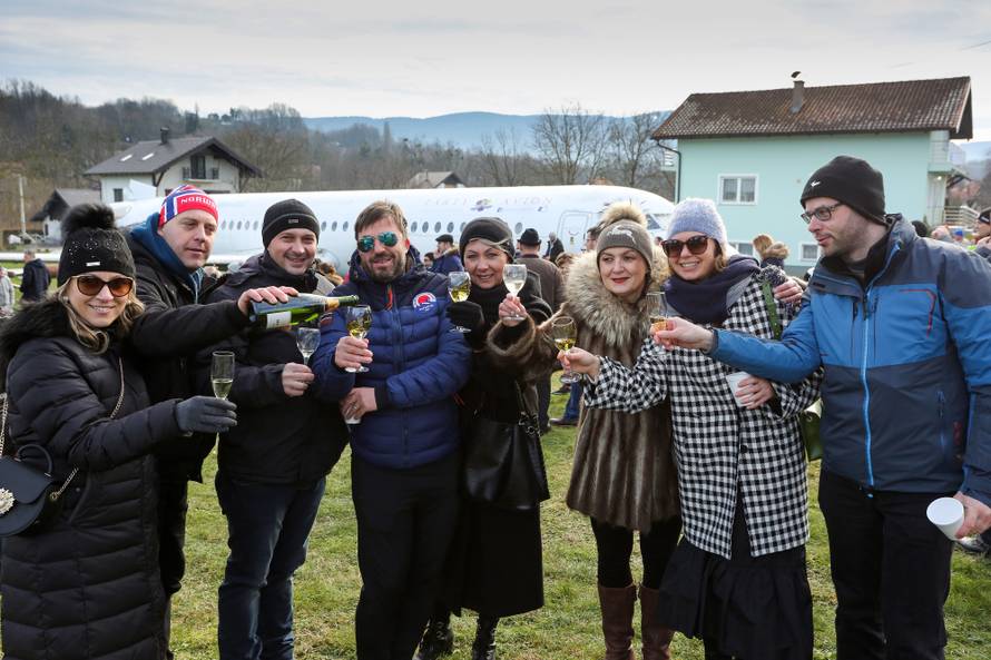 Doček u party avionu: Uz ples i vatromet  'uletjeli' su u Novu...