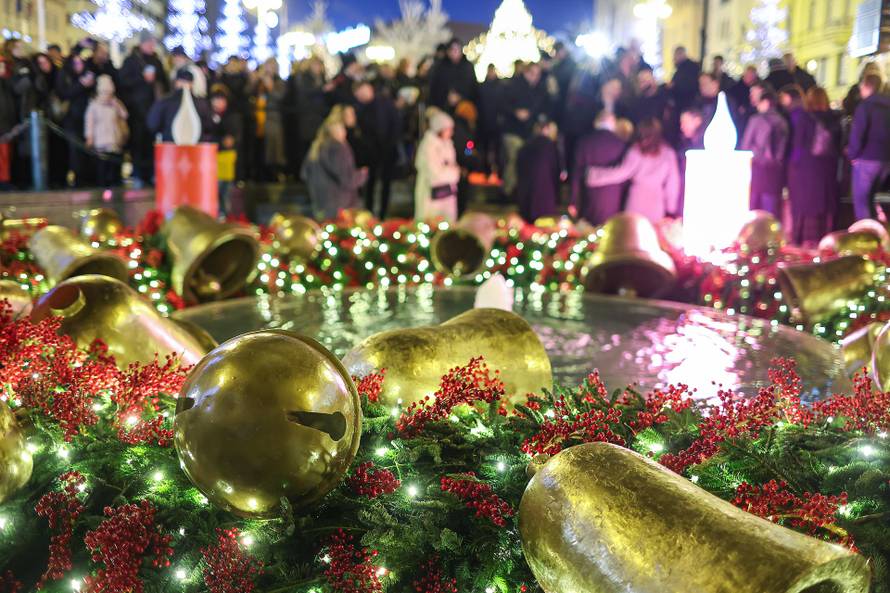 Zagreb: Paljenje prve adventske svije?e