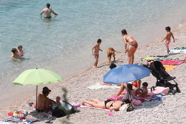 Rijeka: Ljudi uživaju na plaži Nova Voda u Kostreni