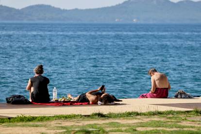 FOTO Pohrlili na plaže u Zadru i Omišu, govore: 'Vratilo se ljeto'