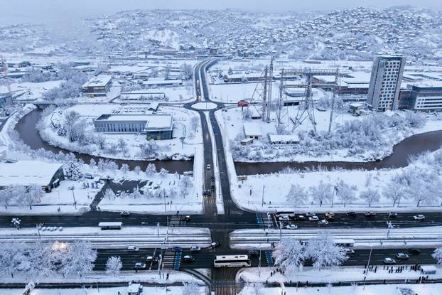 Pogled iz zraka na Sarajevo u potpunosti prekriveno snijegom