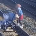 VIDEO Pa što to ona radi? Žena vukla kolica i dvoje djece preko željezničke pruge u Belgiji