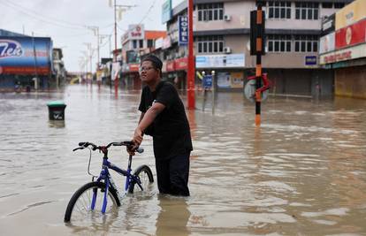 Deseci mrtvih u poplavama na Tajlandu, Indoneziji i Maleziji