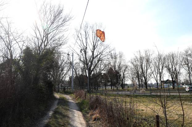 Zagreb: Teretni padobran zaglavljen u krošnji na mjestu pada letjelice