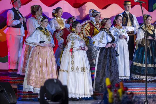 Županja: U sklopu 59. Šokačkog sijela održana Revija narodnih nošnji zlatara