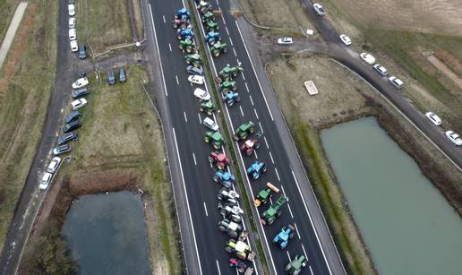 VIDEO Francuski farmeri blokirali autocestu A4 30-ak kilometara od glavnog grada