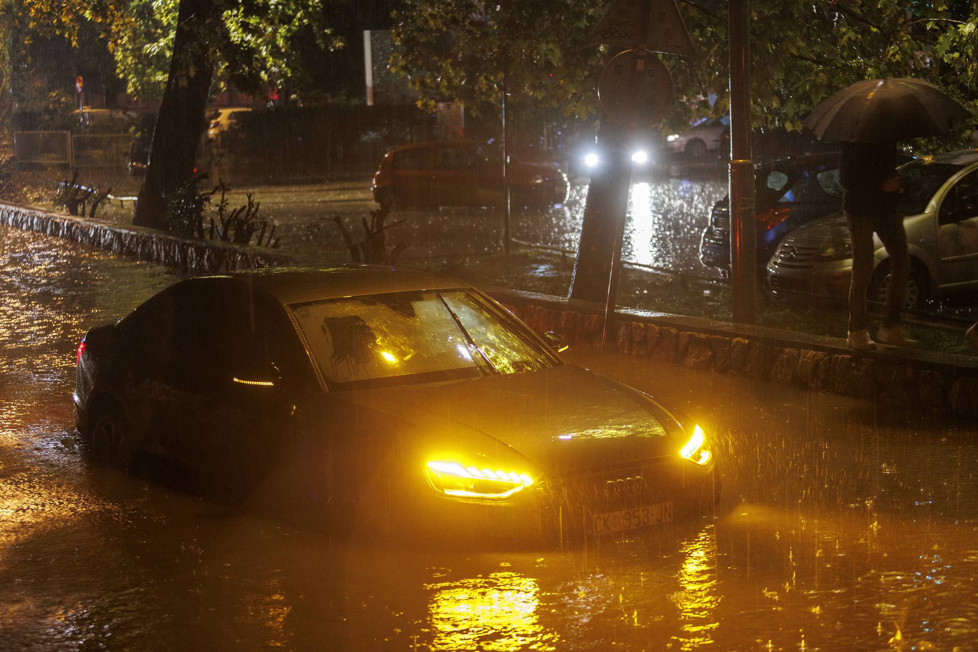 Riječka Fiumara nakon obilne kiše potpuno potopljena, automobili ostali zarobljeni u vodi