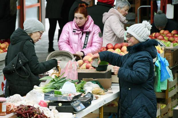 Bogata ponuda na gradskoj tržnici u Sisku