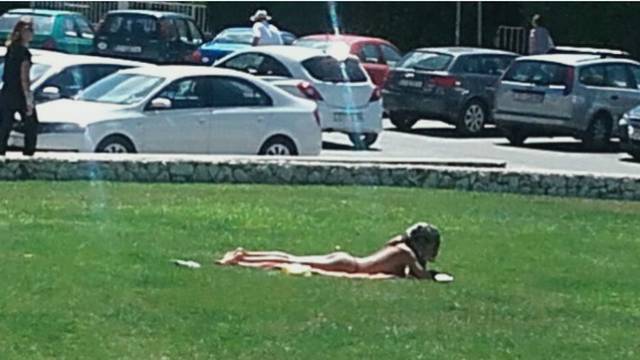 Plaža je daleko: Usred Splita se skinula u tange i uživa u suncu