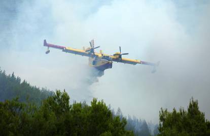 Požar kod Zagvozda: MORH u pomoć poslao dva zrakoplova